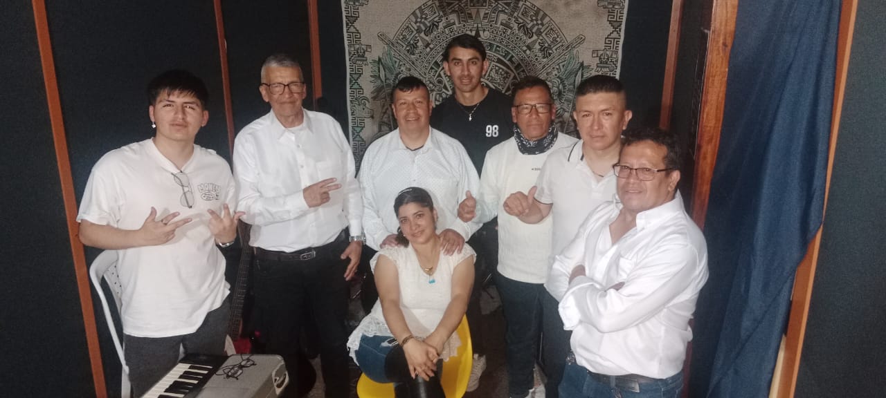 De izquierda a derecha Cristina Granja, Silvio Mora Obando, Oscar Gómez, Ronald Burbano, Edwin Villota, Darwin Zambrano, Fernando Gómez, Carlos Gonzáles y Jhoan Buchell.