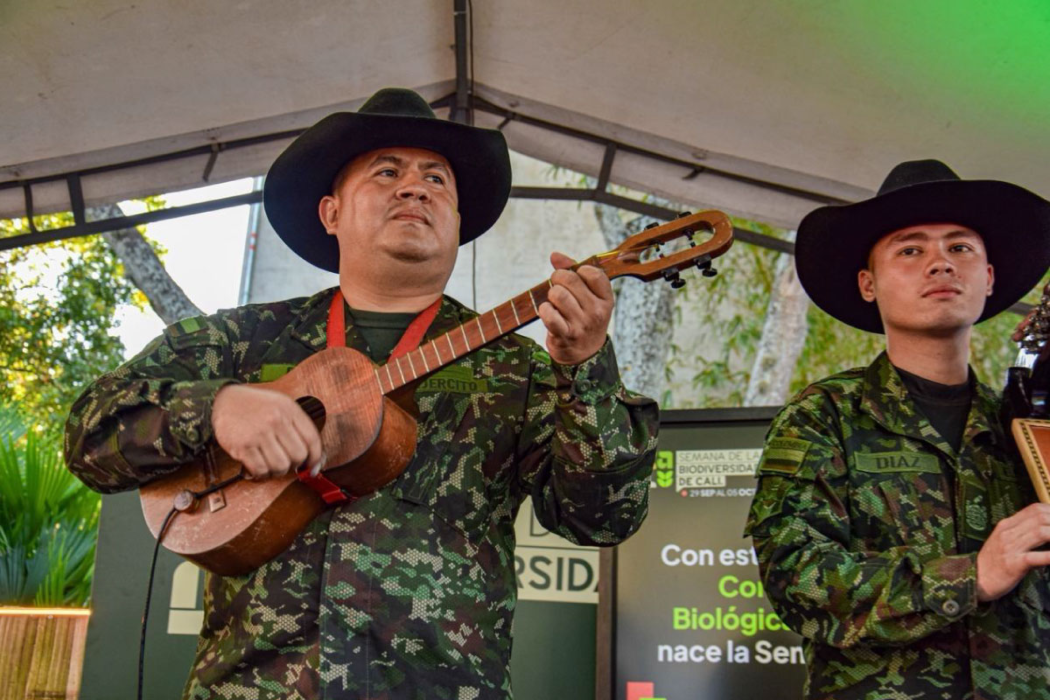 Acordes que desarman: soldados reciben título de Artes para la Paz