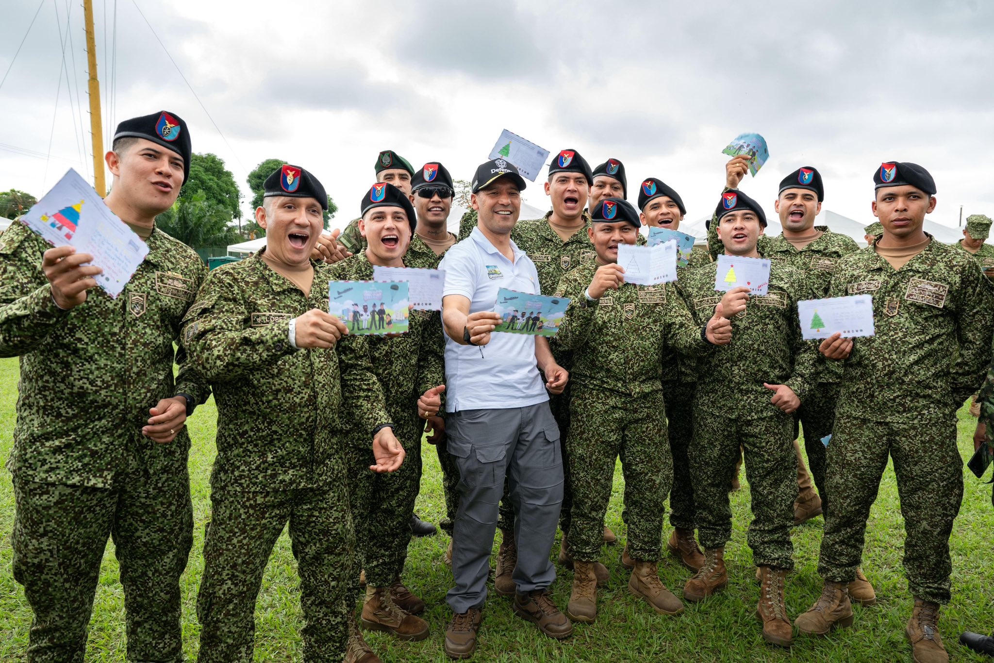 El ministro de Defensa, Pedro Sánchez, durante su visita a la Brigada de Infantería de Marina No. 4 en Tumaco, donde compartió momentos emotivos con los héroes que protegen al país.