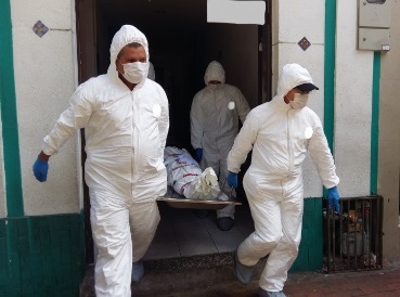 En la escena del siniestro, las autoridades competentes efectuaron el levantamiento del cuerpo y coordinaron las primeras acciones para esclarecer las circunstancias del accidente.