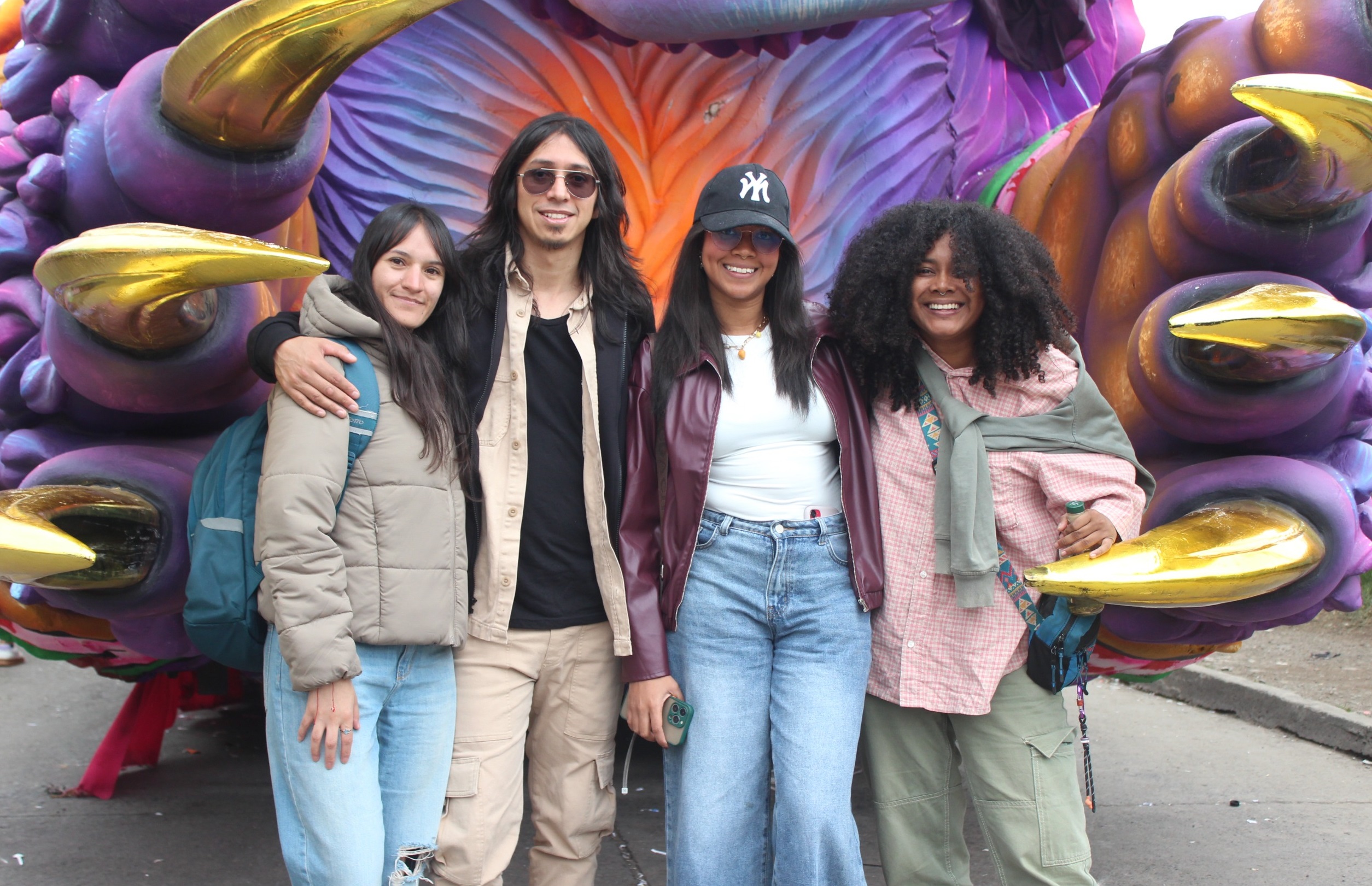 En la imagen, de izquierda a derecha, se encuentran Estefanía López, Jonatán Borja, Isabela Riascos y Mulata Blus, quienes se reunieron para admirar las carrozas que desfilaron el 6 de enero.