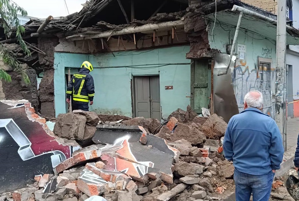 El Benemérito Cuerpo de Bomberos Voluntarios atendió de manera inmediata una emergencia ocasionada por el colapso estructural de una vivienda en el sector del barrio San Andrés.