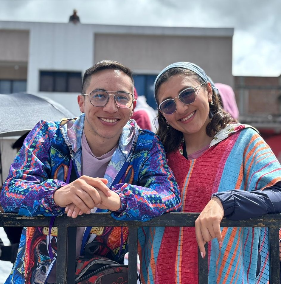 En la imagen aparecen Christian Benítez y Andrea Burgos, quienes disfrutaron desde la primera fila cada jornada del Carnaval de Negros y Blancos 2026, participando activamente de las festividades sin perderse un solo día de celebración.