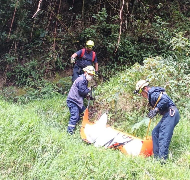 Unidades del Benemérito Cuerpo de Bomberos realizan las labores de rescate y recuperación del cuerpo en una zona boscosa de la vereda La Cofradía, sector La Chorrera.