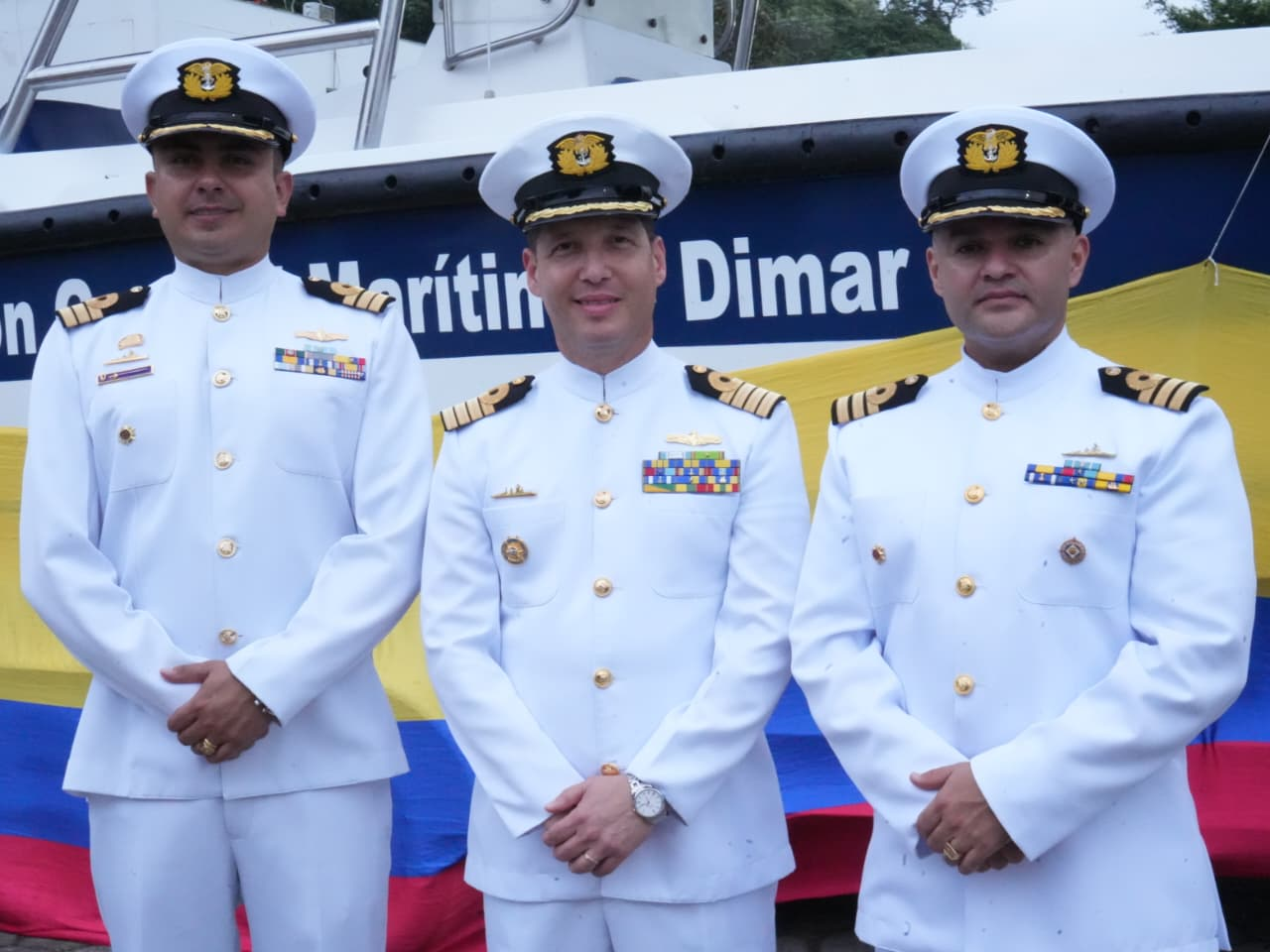 De izquierda a derecha: el capitán de Fragata Jonathan Gómez, nuevo director del Cccp; el capitán de Navío Javier Gómez, subdirector de Desarrollo Marítimo de la Dimar; y el capitán de Fragata Julián Salgado, nuevo capitán de Puerto de Tumaco.