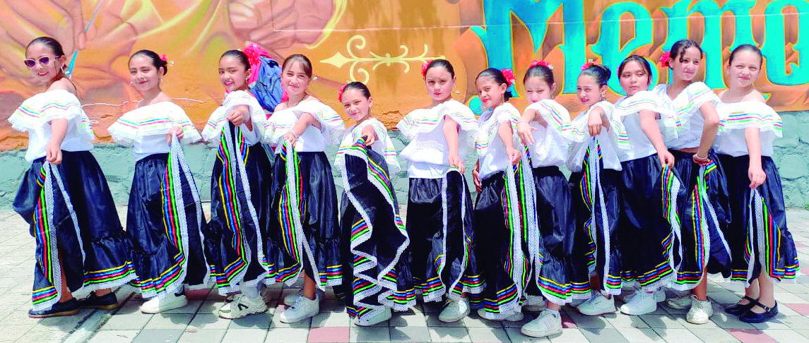 De izquierda a derecha Valentina Rosero, Mariana Cabrera, Luciana Guerrero, Isabela Jurado, Sofía Enríquez, Emily Muñoz, Ana María Coral, Sara Benavides, Paula Chamorro, Daniela Pantoja, Gabriela Fajardo y Laura Bastidas.