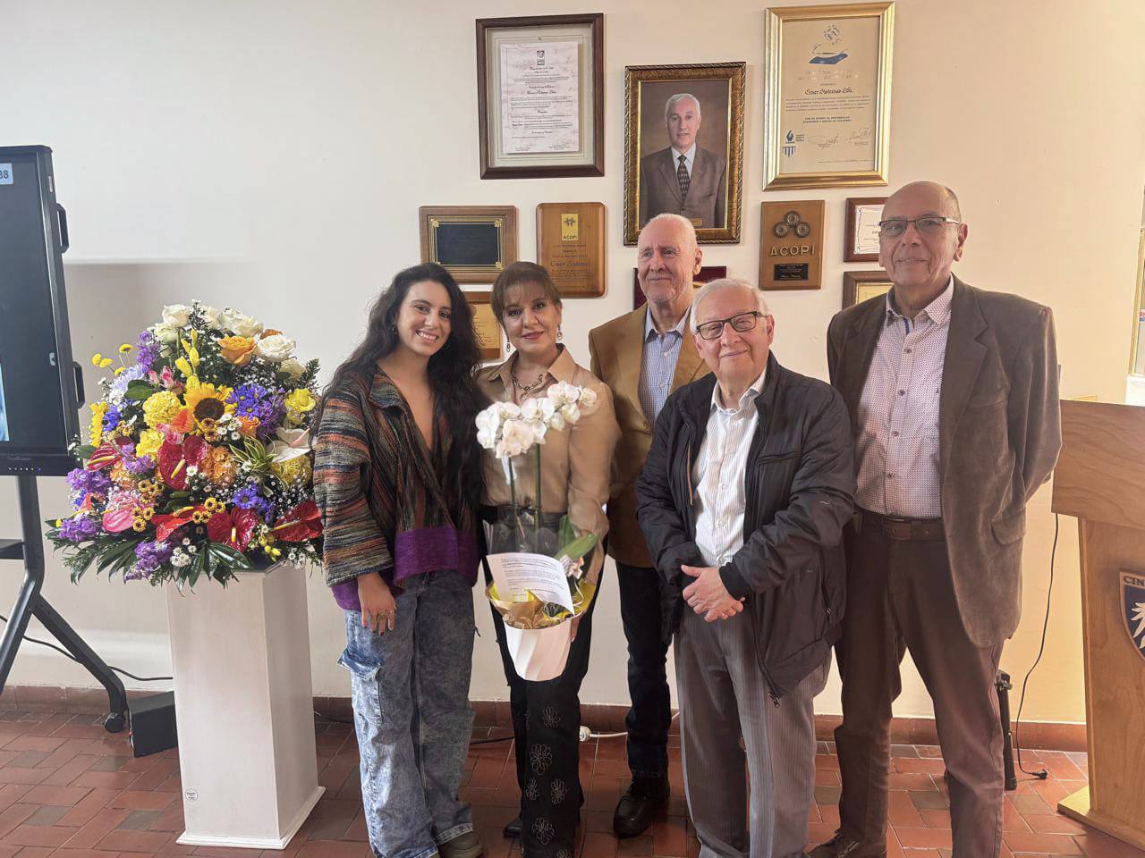 Gabriela Ortiz, Gisela Checa y Carlos Santanmaria, celebraron los 40 años de Cinar Sistemas en Pasto.