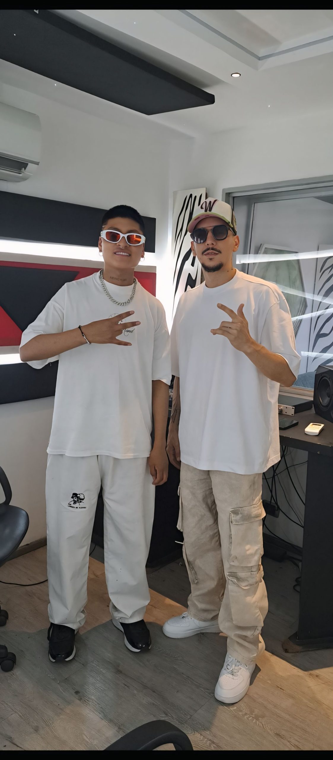 Fersan, junto al productor Julio H, en el estudio donde nació su nuevo sencillo titulado ‘Te Sigo Pensando’.