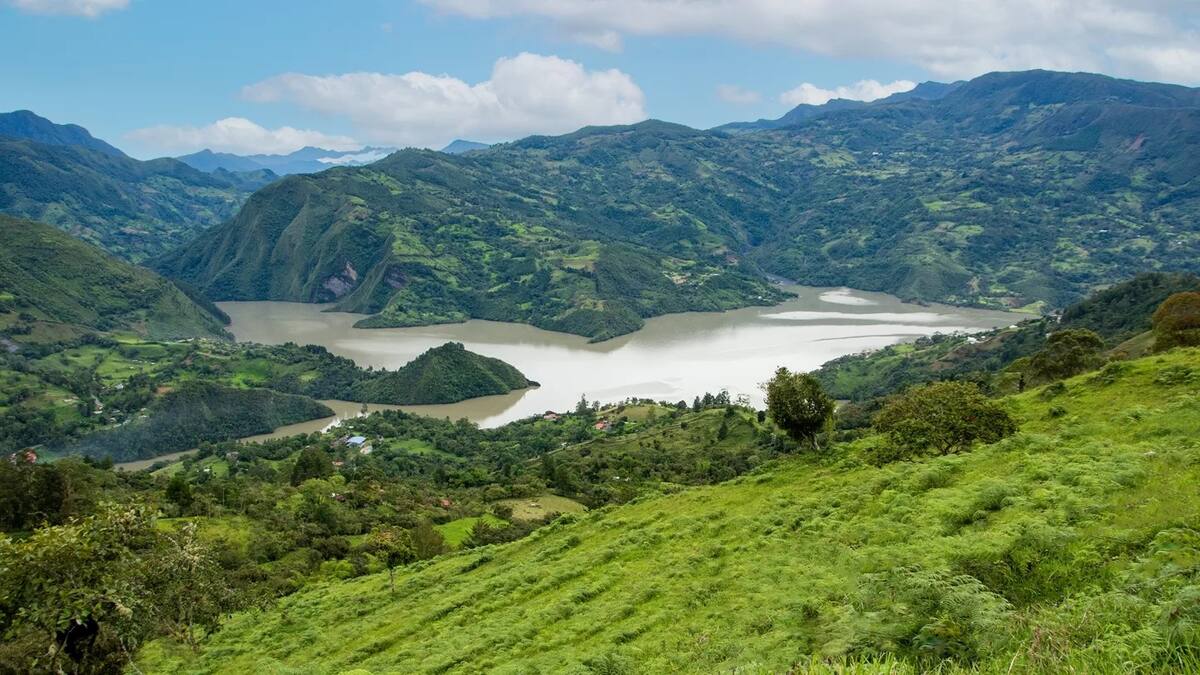 El embalse a tres horas de Bogotá que se ha convertido en uno de los lugares más visitados por viajeros nacionales e internacionales