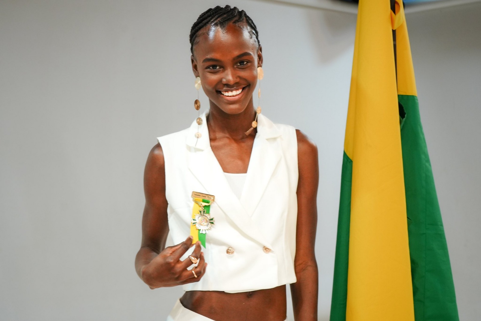 La joven Valentina Castro, es la modelo tumaqueña, reconocida globalmente, volvió a su territorio para celebrar junto a su comunidad.