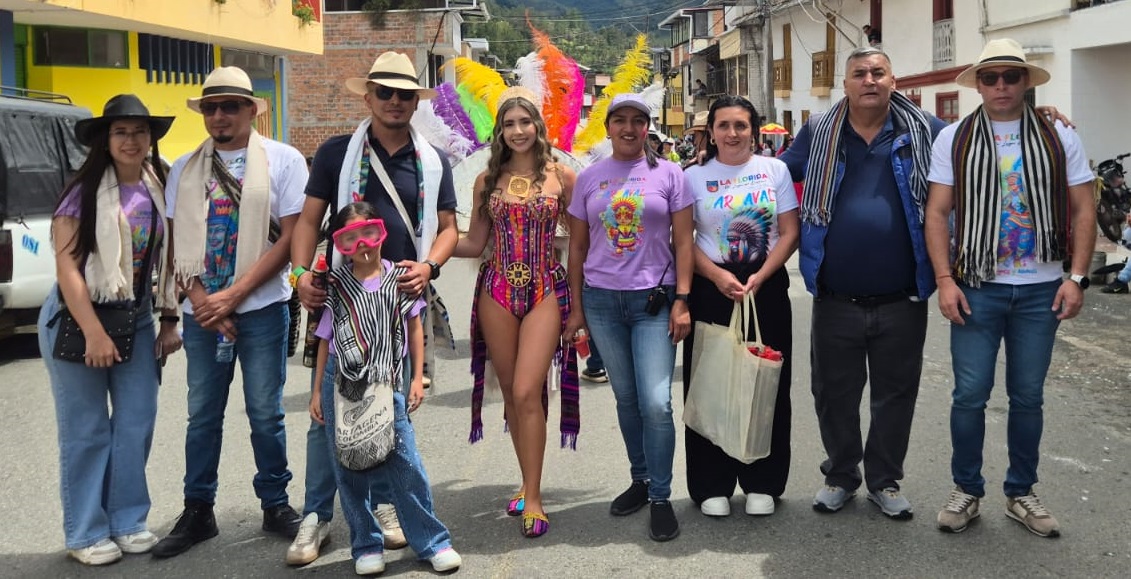 Las autoridades del municipio de La Florida también se sumaron a la fiesta, engalanando los desfiles realizados los días 5, 6 y 7 de enero, en un ambiente de alegría y celebración. En la imagen, de izquierda a derecha: Amanda España, Alexander Enríquez, el alcalde Andrés Díaz, Martina Díaz, la reina Madeley Martínez Valencia, Jaqueline Yandun, la gestora social María Muñoz David, el periodista Oswaldo Barco y el secretario de Gobierno, Darío Salas.