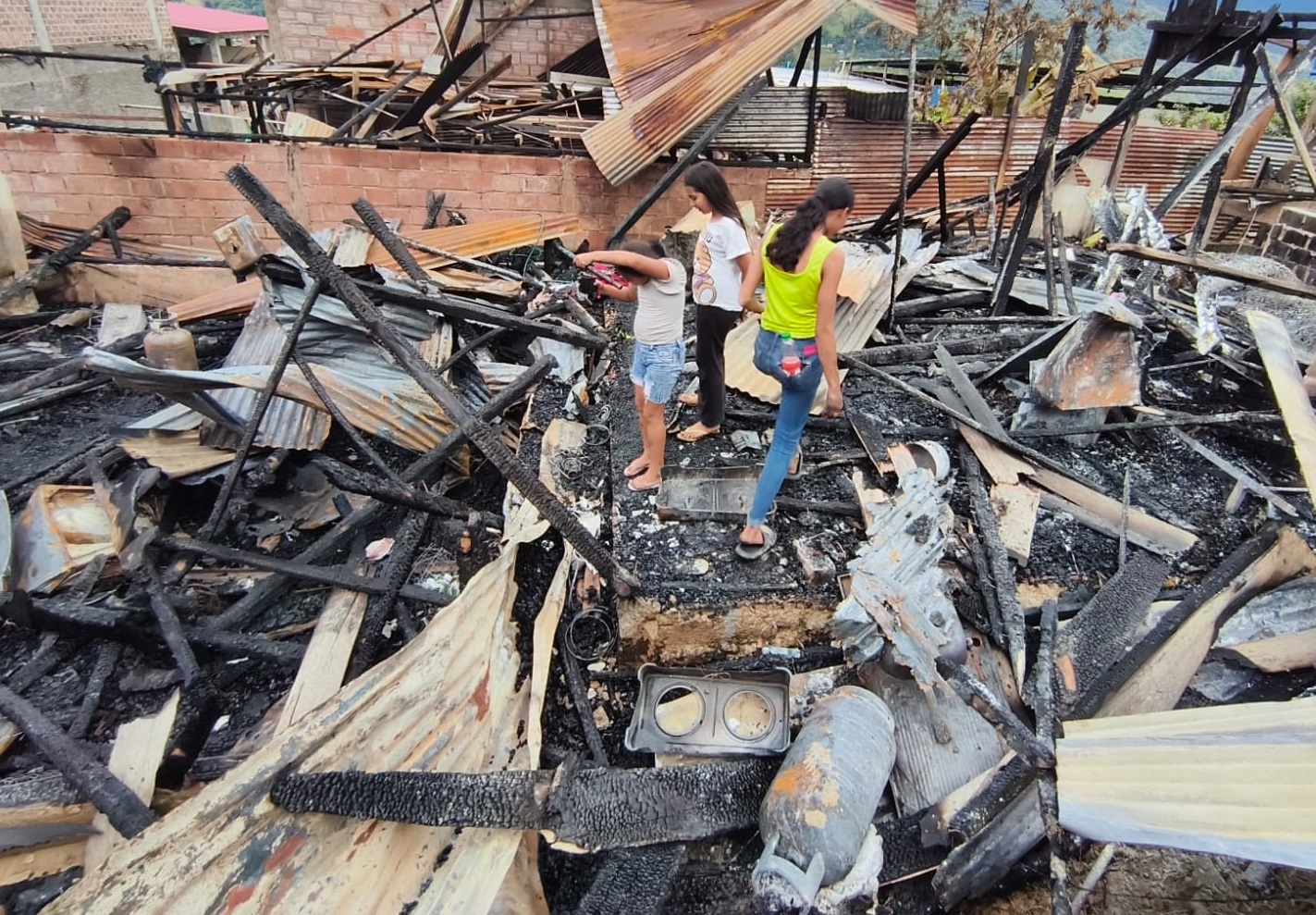 Según el reporte preliminar, el incendio afectó de forma directa a 11 viviendas y dejó daños parciales en otras 9. En total, se registraron 25 familias damnificadas.