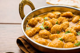 Albóndigas de pollo al curry las albóndigas caseras y el curry especiado— en un plato lleno de sabor y personalidad.