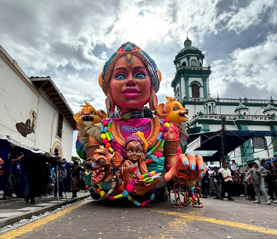 ‘Indomable’ Mujer Guerrera, carroza elaborada por el maestro Óscar Fernando Ruano Luna, obtuvo el primer puesto con una puntuación de 97,50. La obra cautivó a propios y turistas por su fuerza estética y colores vibrantes, llevándose los aplausos a lo largo del recorrido.