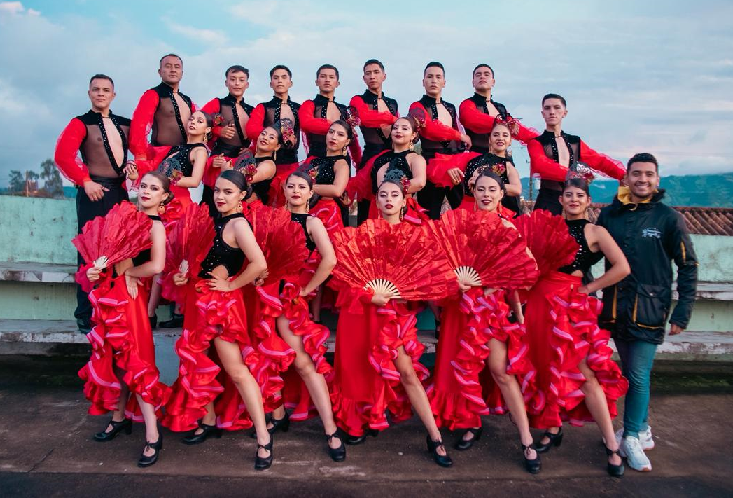 En la imagen aparecen los integrantes de la compañía artística Ardanza: Camilo Hidalgo, Jesús Ayala, Jeison Cuenca, Janier Anama, Anderson Martínez, Iván Eraso, David Benavides, Miguel Calderón, Samuel Delgado, Gabriela Gómez, Sara Chapal, Nathaly España, Laura Chávez, Patricia Rosales, Daniela Guerrero, Sofía Cabrera, Andrea Hernández, Natalie Muñoz, Paola Llama, Claudia Suárez y Camilo Montenegro, director de la agrupación.