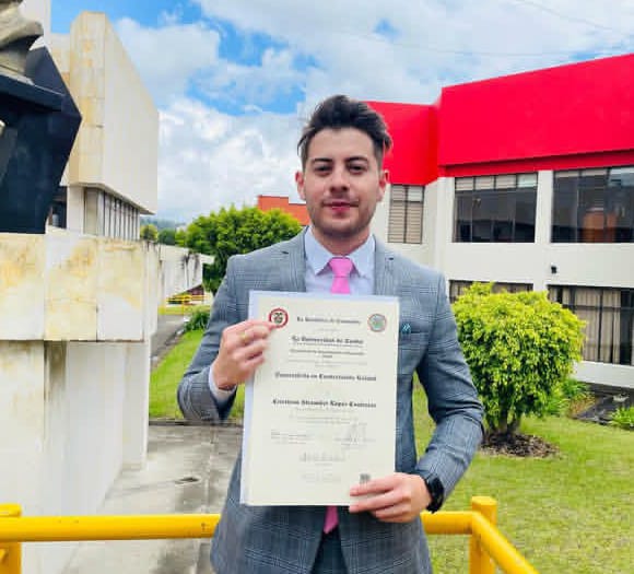 Cristhian López abogado especialista en contratación