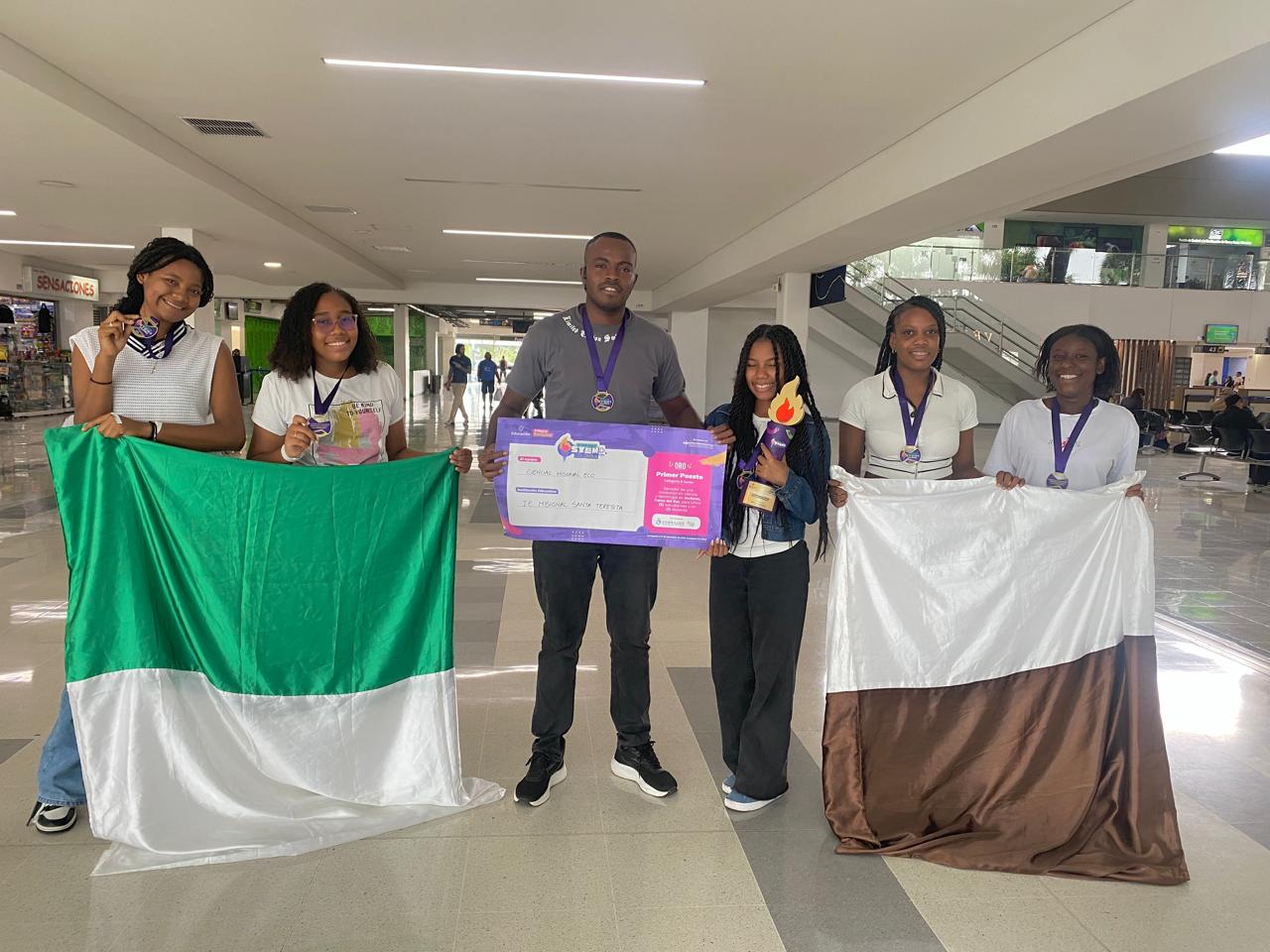 Grupo Ciencias Misional Eco de la Institución Educativa Misional Santa Teresita en Tumaco, liderado por el MSc Jesús Angulo, y las estudiantes Margareth Cortés, Ariana Montaño, Andrea Obando, Luna Quiñones y Kahlen España, desarrollaron un innovador sistema de filtración de agua que ahora representará a Colombia en Corea del Sur.