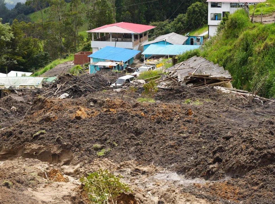 A partir de imágenes captadas con dron, se pudo determinar que el terreno presenta pendientes pronunciadas de entre 40° y 50° que, sumadas a las constantes lluvias, facilitan la pérdida de estabilidad.