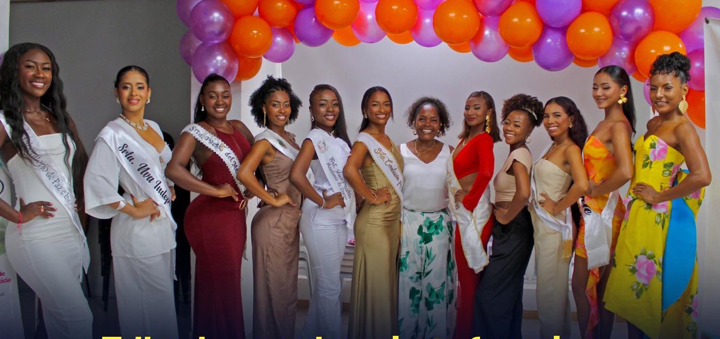 En la imagen, las candidatas al Carnaval del Fuego Leidy García, Lina García, Rosiry Aguiño, Linda Castillo, Eliana Cortés, Diana España, Kelly Sandoval, Alixón Reinosa, Evelin Cifuentes, Yoselin Correa y Yelissa Cortés, junto a la secretaria de la Mujer, Silena Dajome