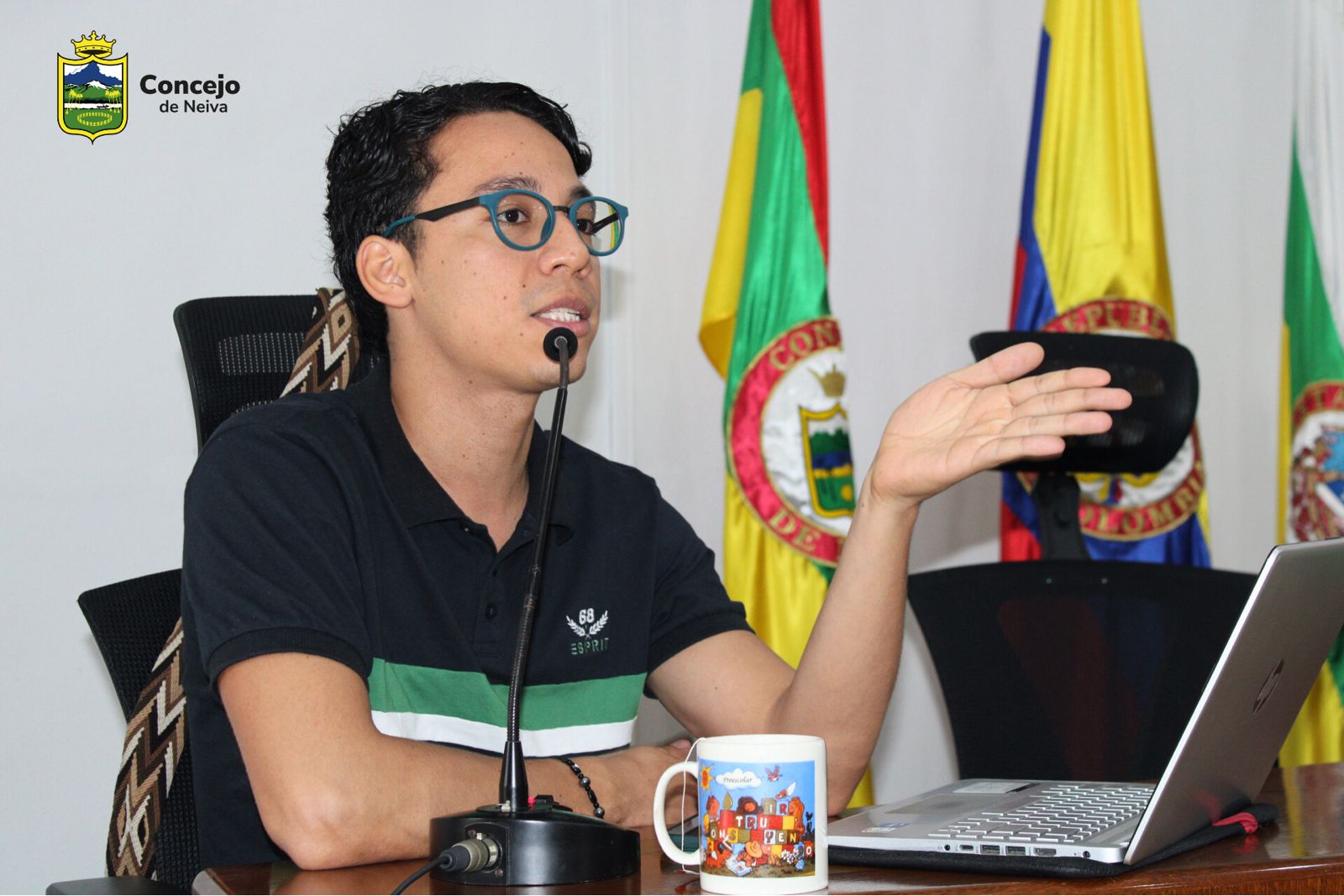 El concejal Luis Humberto Perdomo Romero encendió el debate en el Concejo al insistir en la urgencia de realizar una caracterización real de la población con discapacidad, especialmente en las zonas rurales, donde āsegĆŗn seƱalóā persisten mĆŗltiples brechas en el acceso a derechos fundamentales como la educación. Durante su intervención, el cabildante expuso problemĆ”ticas estructurales que afectan a esta población, haciendo Ć©nfasis en las dificultades que enfrentan niƱos, niƱas y adolescentes dentro del sistema educativo. Barreras educativas Perdomo Romero denunció la existencia de obstĆ”culos en el acceso al aprendizaje, asĆ como casos de bullying en instituciones educativas, situaciones que, aseguró, requieren una intervención inmediata por parte de directivos y docentes. En ese sentido, instó a las instituciones educativas a implementar de manera efectiva los Planes Individuales de Ajustes Razonables (PIAR), herramientas diseƱadas para adaptar los procesos pedagógicos a las necesidades especĆficas de cada estudiante con discapacidad. Asimismo, subrayó la importancia de fortalecer los consejos consultivos de planeación como espacios clave para garantizar la participación activa de esta población en la toma de decisiones pĆŗblicas. El concejal advirtió que sin una caracterización clara y actualizada, las polĆticas pĆŗblicas seguirĆ”n siendo insuficientes y desconectadas de la realidad territorial. Control polĆtico Al cierre de su intervención, Perdomo propuso la realización de una veedurĆa estricta a los proyectos estratĆ©gicos incluidos en los Planes de Desarrollo Local, los cuales tienen una proyección de ejecución a 12 aƱos. El objetivo, explicó, es asegurar que estas iniciativas cuenten con un enfoque diferencial que permita atender de manera efectiva las necesidades de las personas con discapacidad. Finalmente, reiteró su compromiso de adelantar visitas a las zonas rurales para identificar de primera mano las problemĆ”ticas existentes y gestionar soluciones ante la SecretarĆa de la Mujer, Infancia y Desarrollo Social, consolidando asĆ una agenda polĆtica mĆ”s incluyente y territorial.