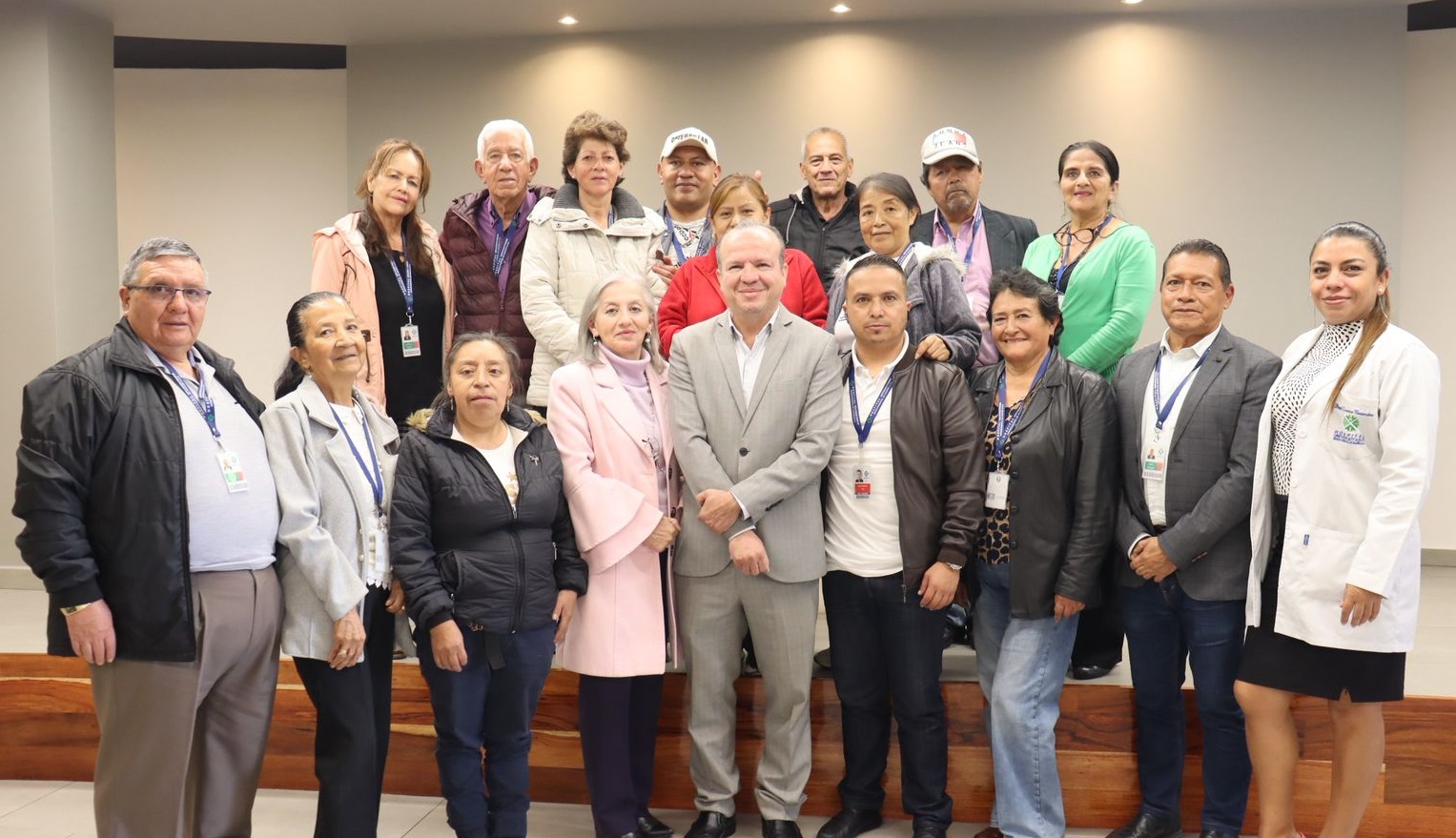 En la imagen, de izquierda a derecha: Heraldo Caicedo, María Erazo, María Graciela, Nubia Lazo, Antonio Veira, gerente del HUDN, Óscar Rodríguez, Lidia Cruz, Carlos Delgado, Lorena Benavides, Armando Martínez, Marlene Delgado, Manuel Tapia, Aida Zambrano, Gloria Benavides, Rubén Mabisoy, Gloria Guerrero, Rodrigo Mutis y Ruth Quetama.