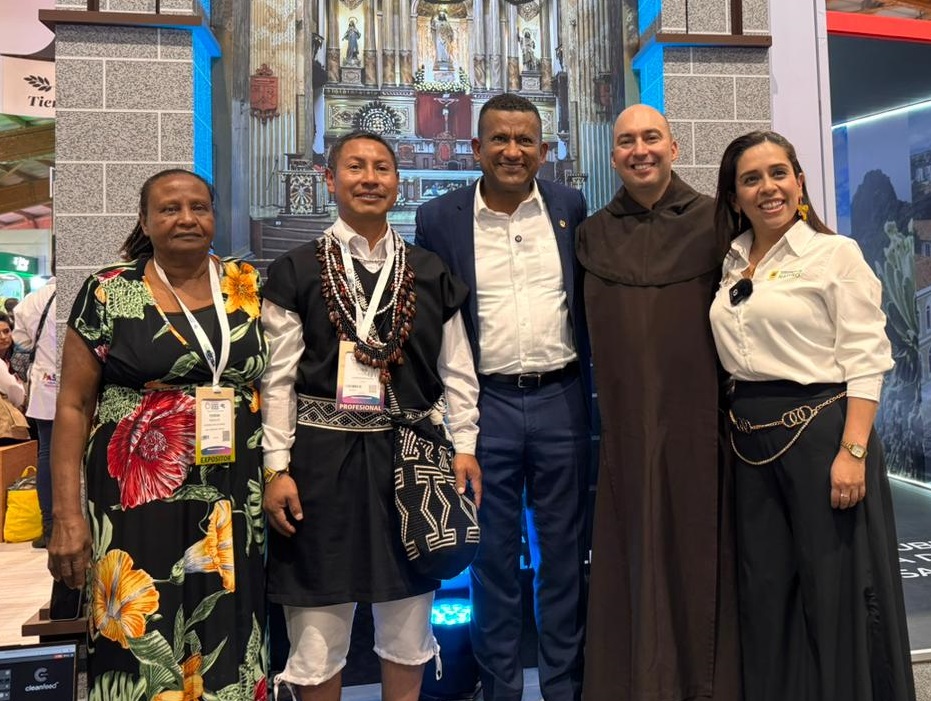 En la imagen, de izquierda a derecha: Mamá Teresa, Taita Julio Chindoy, Luis Alfonso Escobar, Padre Hebert Lizcano y Claudia Patricia Erazo Casabón.