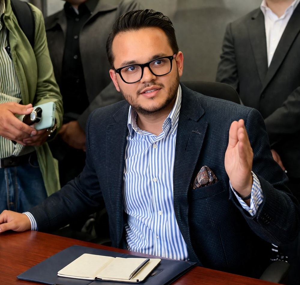 Néstor Medina, gerente.