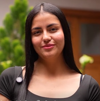 Karen Romo, profesional.