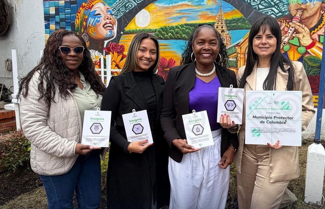 En la imagen, de izquierda a derecha: Zary Montaño, Angie Rendón, Silena Dajome y Bárbara Manosalva, quienes celebran el reconocimiento otorgado por el Ministerio de Justicia y del Derecho.