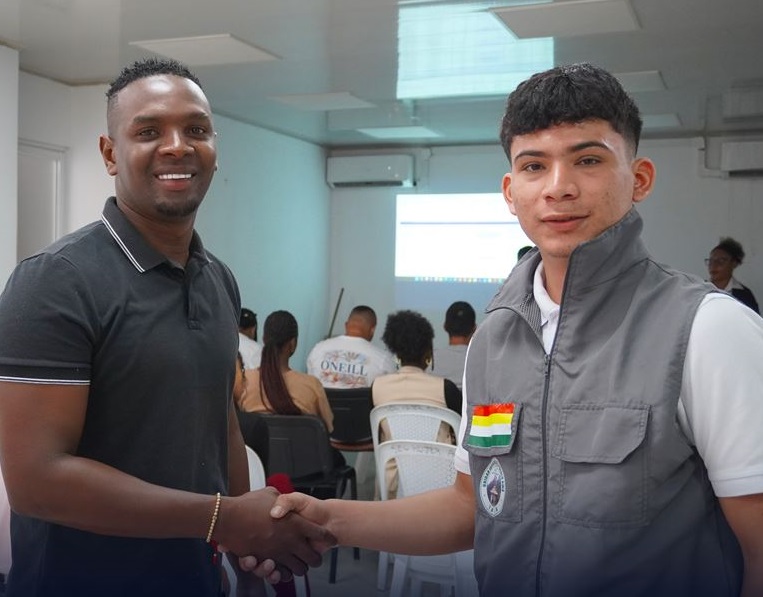 En la imagen aparecen Luis Alberto Arboleda Montaño y Alberto Cortés, quienes acompañaron la jornada de Actualización de la Plataforma de Juventud – Vigencia 2026.