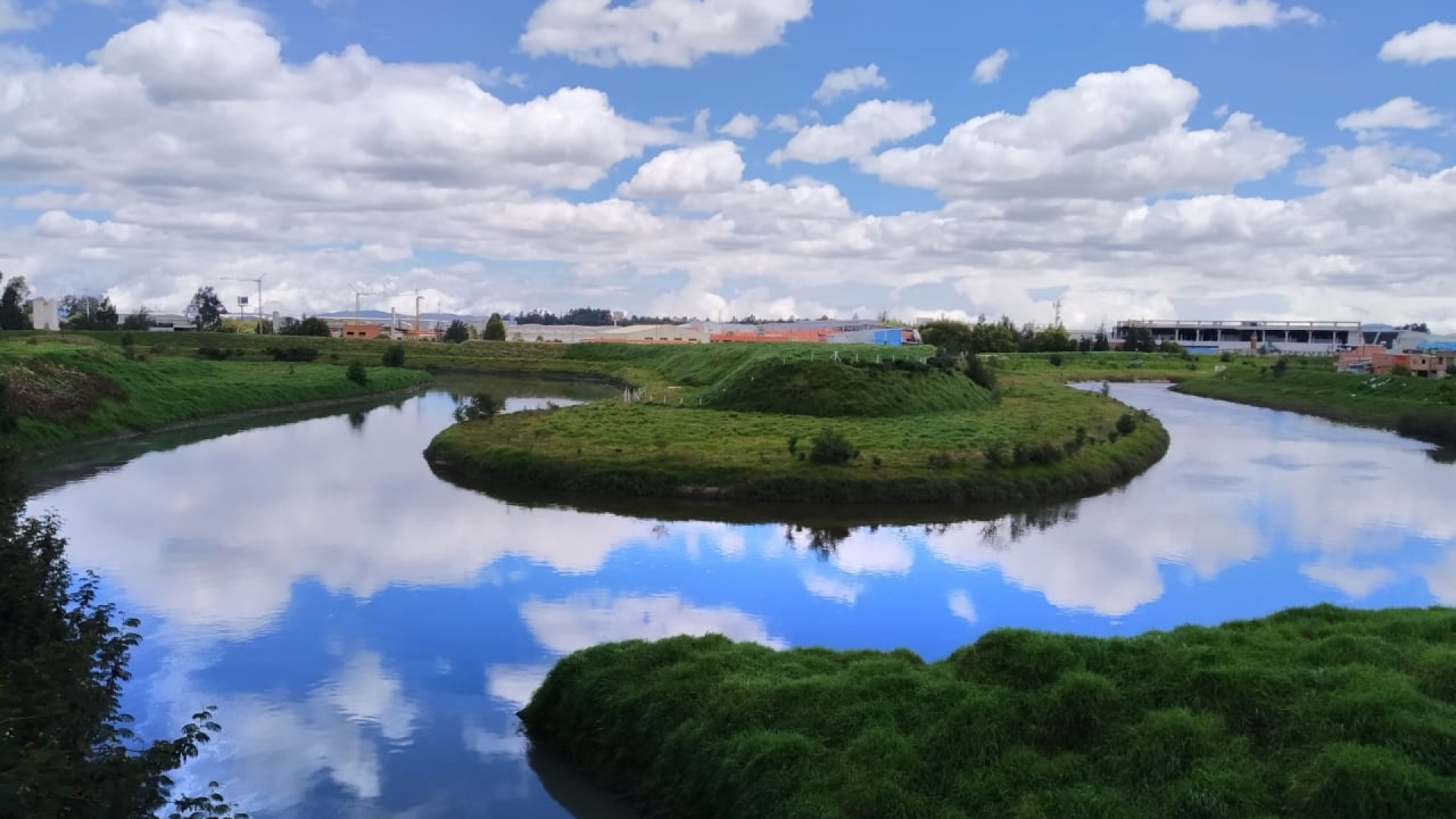 Colombia avanza en cobertura de agua potable, pero aún enfrenta grandes desafíos. En las ciudades, el servicio llega a la mayoría de los hogares, mientras que en zonas rurales el panorama es distinto. Según el Departamento Administrativo Nacional de Estadística, la cobertura urbana supera el 85 %, pero en áreas apartadas el acceso sigue siendo limitado. Esta diferencia refleja una brecha estructural que impacta directamente la calidad de vida de millones de colombianos. En muchas comunidades rurales, las familias dependen de fuentes naturales sin tratamiento, lo que aumenta los riesgos sanitarios.