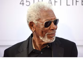 La historia detrás del por qué Morgan Freeman siempre usa aros de oro