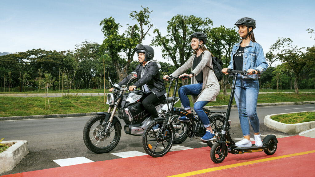 La movilidad eléctrica en Colombia avanza a paso firme y se consolida como una de las principales apuestas del país en su transición hacia un transporte más sostenible. El aumento en la venta de vehículos eléctricos, junto con incentivos gubernamentales y una mayor conciencia ambiental, está transformando el panorama automotor nacional.