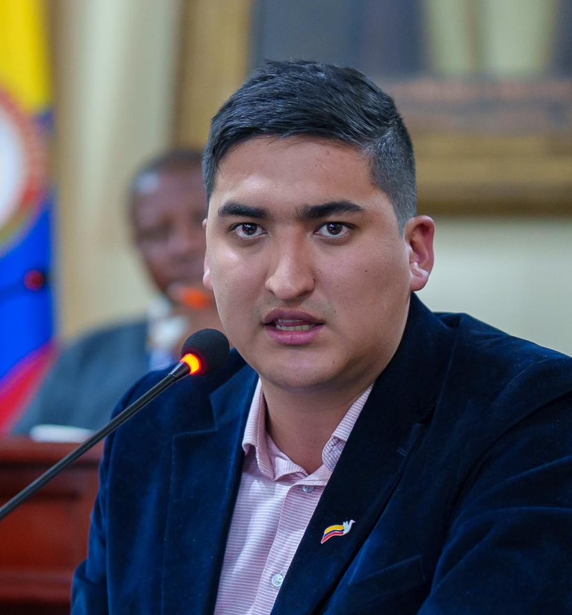 Alex González, secretario.