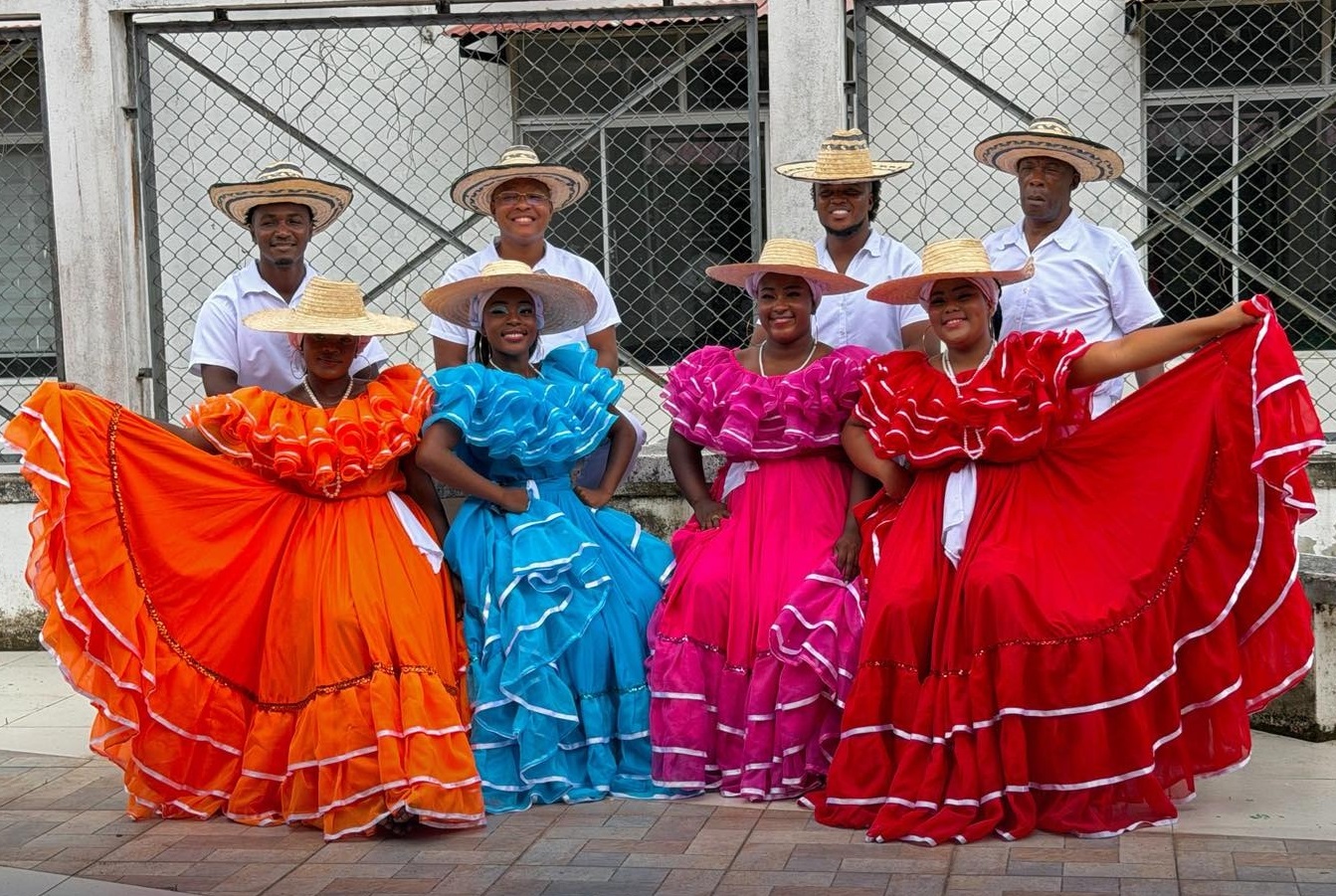 En la imagen, de izquierda a derecha, en la parte superior: Eduardo Ceballos, Gregorio Arboleda, Eduardo Montenegro y Jhon Quiñones. En la parte inferior: Iris Preciado, Evelin Ledesma, Diana España y Sandra Angulo, integrantes de la Corporación Cultural y Social Semilleros Artísticos del Pacífico.