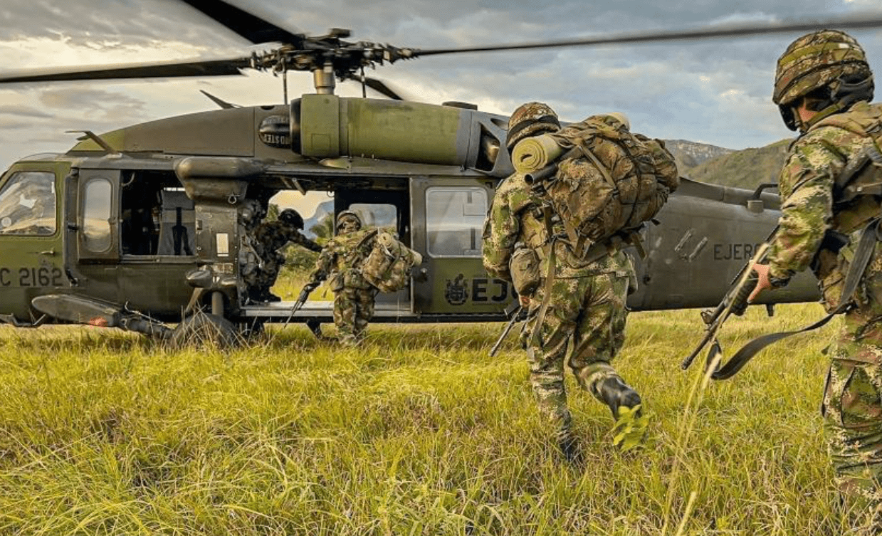 Un operativo de rescate aéreo permitió evacuar a un militar herido en una zona de difícil acceso en Colombia. La misión, ejecutada por unidades especializadas, evidenció la capacidad de respuesta de las fuerzas en terrenos complejos.