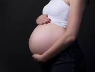 Un embarazo de alto riesgo ocurre cuando aumentan las probabilidades de complicaciones para la madre, el bebé o ambos. Aunque muchas mujeres atraviesan esta condición sin problemas graves, los especialistas recomiendan un seguimiento médico más riguroso para prevenir riesgos y actuar a tiempo. En este contexto, entender las causas y reconocer las señales de alerta resulta fundamental para garantizar un embarazo saludable.