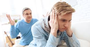 Los hijos rebeldes representan un desafío frecuente en muchas familias. Sin embargo, este comportamiento no siempre indica un problema grave. En la mayoría de los casos, se trata de una etapa natural del desarrollo, especialmente durante la adolescencia, donde los jóvenes buscan identidad y autonomía.