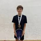El squash colombiano sigue consolidando una nueva generación de talentos, y Juan Pablo Niño emerge como uno de los nombres más prometedores dentro de este proceso. Con disciplina, constancia y resultados en ascenso, el jugador comienza a posicionarse en el radar del deporte nacional e internacional.