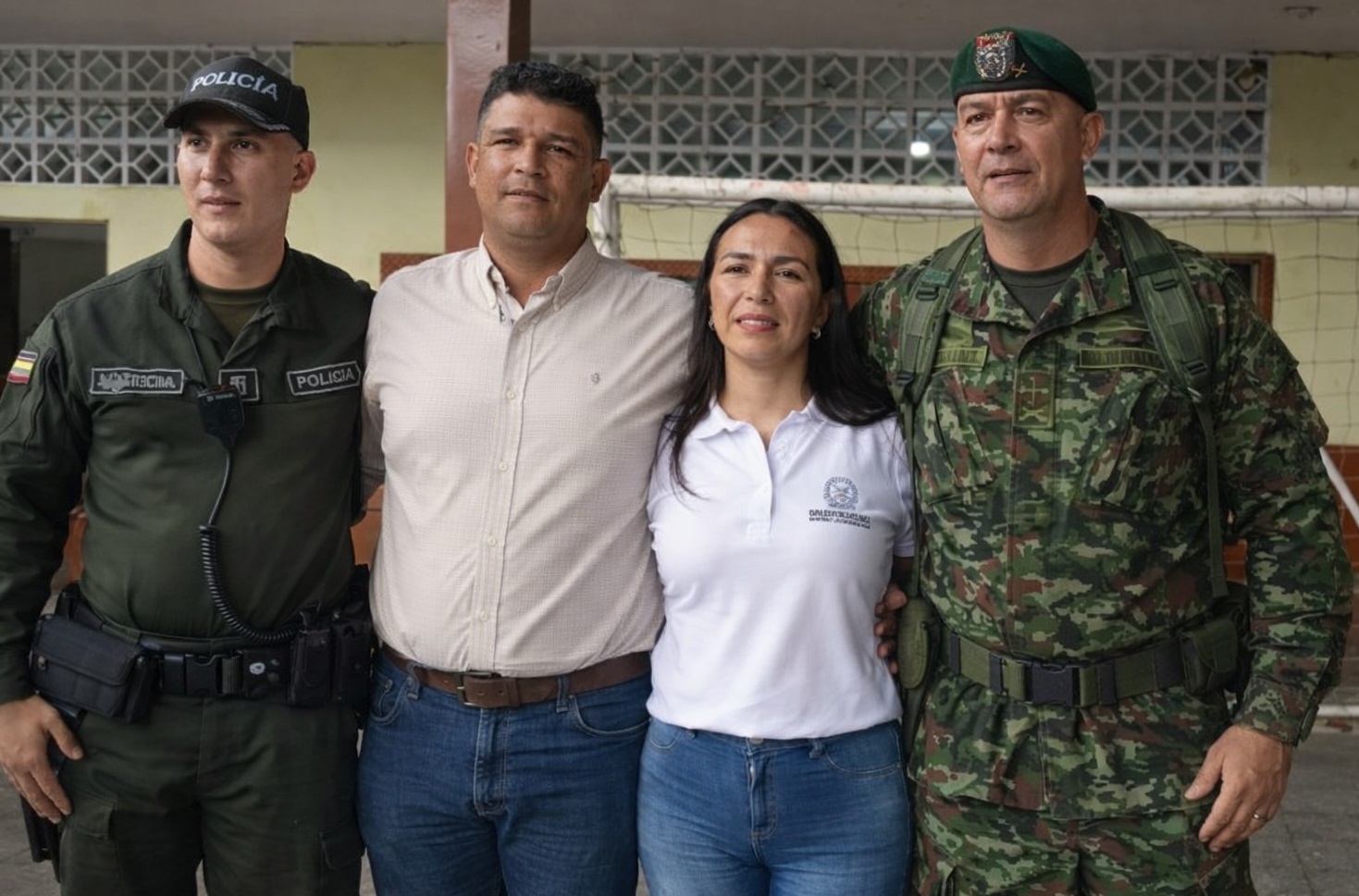 En la imagen, de izquierda a derecha: El mayor de la Policía de Tumaco, Nodier Ribera; el alcalde de Tumaco, Félix Henao; la registradora municipal, Lidia Solarte; y el comandante de la Fuerza de Tarea Hércules del Ejército, coronel William Morales Guerrero.