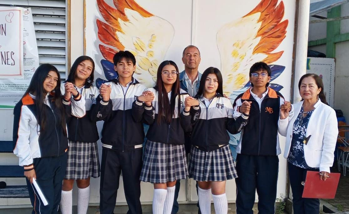 De izquierda a derecha: Darly Yanehiry Tobar Delgado (candidata a Contraloría Escolar), Isabella Madroñero (candidata a Personería Escolar), Yhojan Alejandro Roque Villota (candidato a Personería Escolar), Laura Dorado (candidata a Personería Escolar), Jesús Afranio Obando (rector), María Camila Guerrero Chávez (candidata a Personería Escolar), Sebastián Maigual Trejo (candidato a Contraloría Escolar) y Rubiela Meza de Castillo (coordinadora).