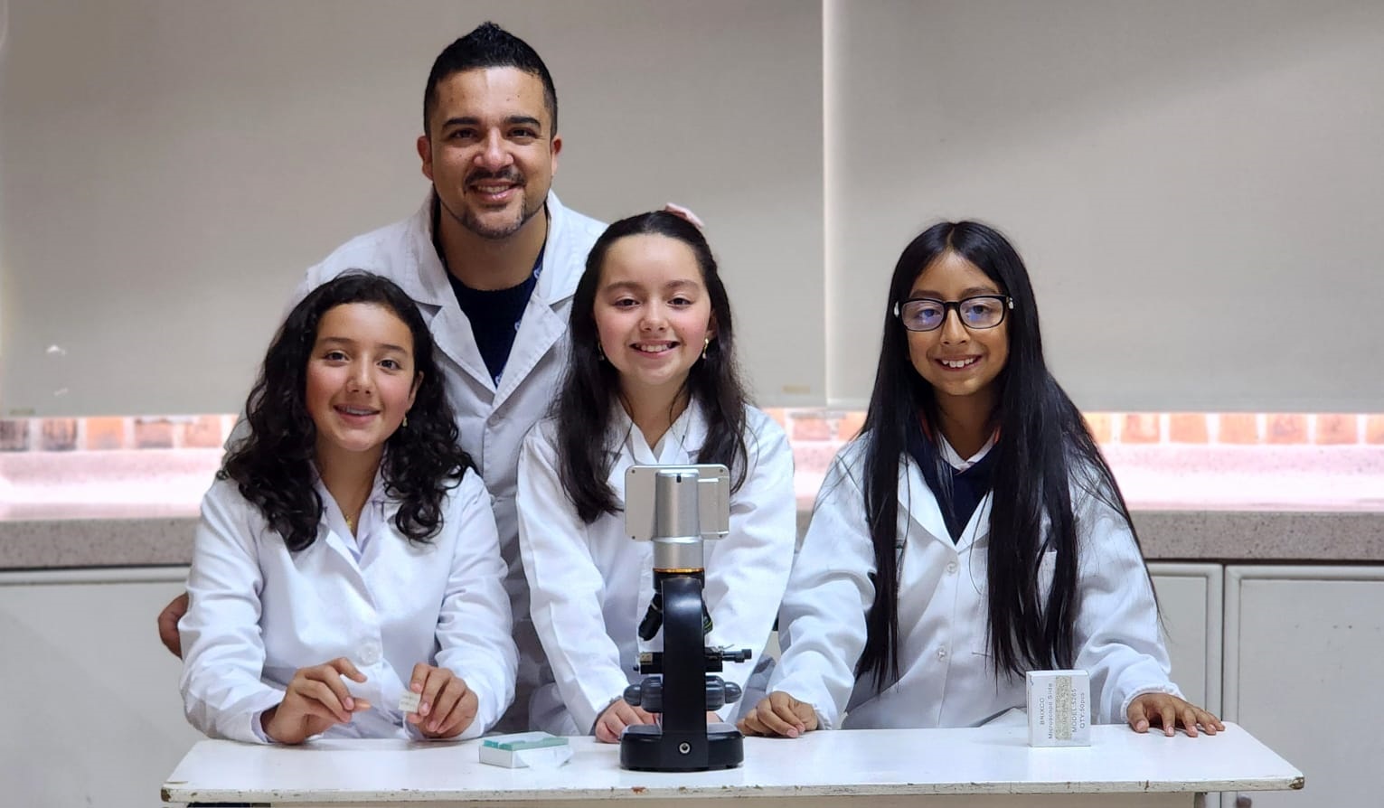 En la imagen aparecen Evamaría Giraldo Arcos, Lina María, Demian Castillo Coral y el docente Álvaro Chaves Duarte, quienes liderarán espacios de divulgación en la Feria Internacional del Libro de Bogotá (FILBo 2026).