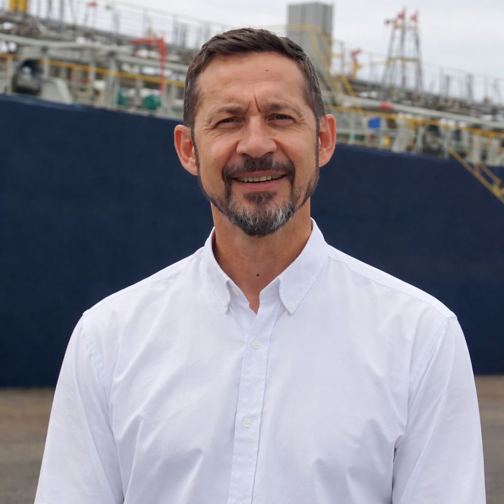 Julián Flores, director.