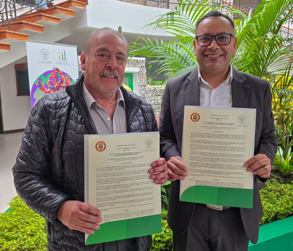 En la imagen aparecen Jaime Gilberto Mejía Bastidas y Adrián Alexander Zeballosf Cuathin, fueron homenajeados por su aporte a la educación superior.
