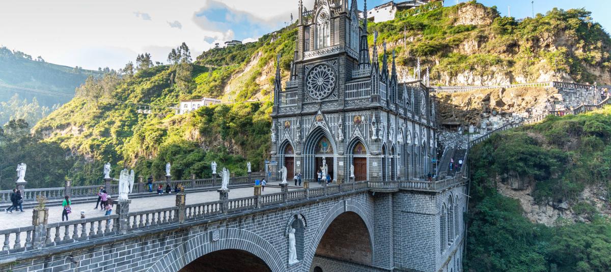 El comercio también muestra un crecimiento significativo. Durante la Semana Santa, los colombianos incrementan la compra de alimentos típicos, especialmente pescado y dulces tradicionales, así como productos relacionados con las prácticas religiosas. En consecuencia, pequeños comerciantes, mercados locales y grandes superficies reportan un aumento en sus ventas. Este comportamiento fortalece la economía interna y beneficia directamente a miles de familias.