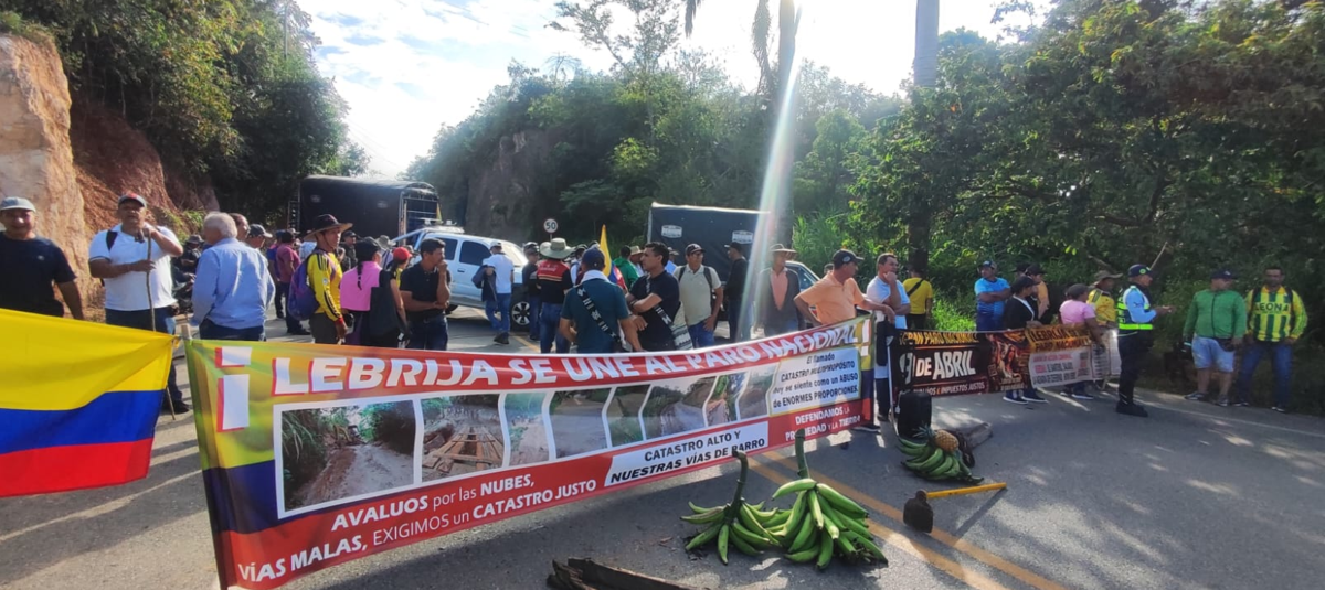 Las protestas por el aumento del impuesto predial ya generan afectaciones en la movilidad de Santander. Desde tempranas horas de este 9 de abril de 2026, comunidades salieron a las vías para manifestar su inconformidad, lo que ha provocado bloqueos en corredores estratégicos del departamento.