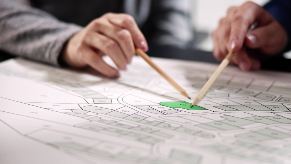 El paro catastral que inició el 9 de abril de 2026 en Colombia ya deja un impacto económico significativo en varias regiones del país. Las protestas, originadas por el aumento en los avalúos catastrales, han provocado bloqueos en vías estratégicas, afectando sectores clave como el comercio, el transporte y el agro.