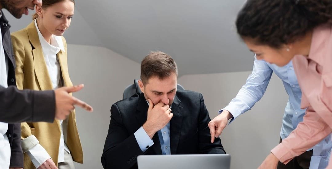 Uno de los principales desafíos es reconocer que los jefes también pueden ser víctimas de acoso. Culturalmente, persiste la idea de que el poder jerárquico elimina esta posibilidad, lo que dificulta la denuncia y el manejo oportuno de los casos.