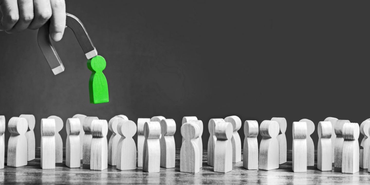 La salida de jóvenes colombianos al exterior crece y genera preocupación por su impacto en el desarrollo del país.