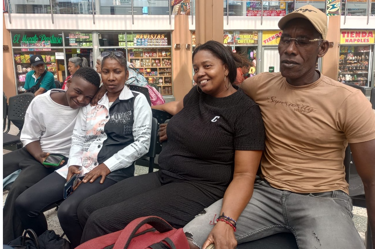 Eduardo Arroyo, Lourdes Arroyo, Patricia Quiñones y Jessid Ortiz oriundos del municipio de Tumaco quienes tenía planeado viajar a la ciudad de Pato para participar en el grado de su familiar permanecen en la terminal de transporte de Pasto.